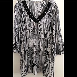 Pleated, lightweight, perfect cond. Jeweled Vneck with slimming pattern. Quality